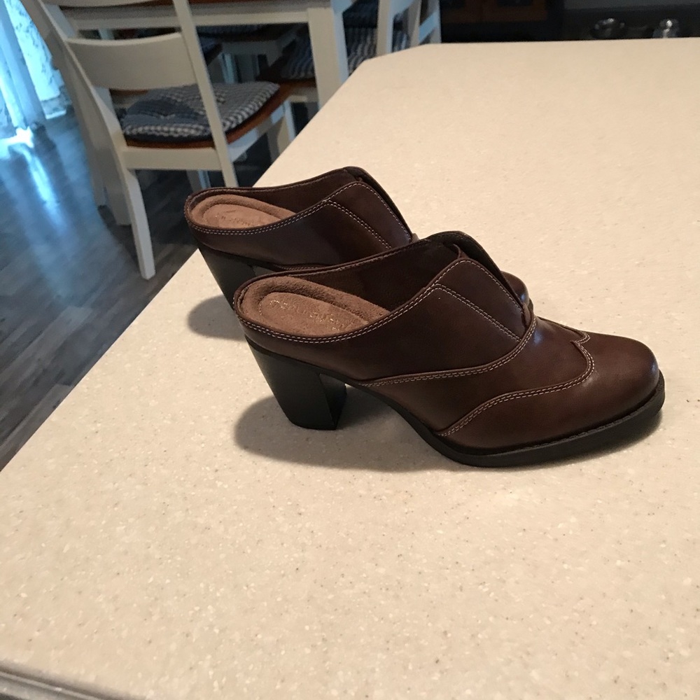 Naturalizer brand new leather clogs
